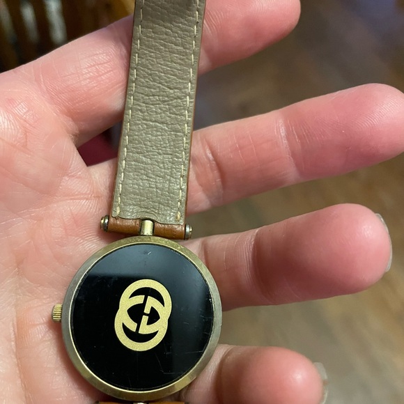 Authentic Gucci Vintage Ladies Watch Gold Tone with Logo Leather Strap run - Picture 3 of 5